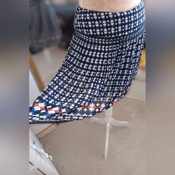 Max Studio ~ Blue Red Black Geometric Pleated Chiffon Mini Skirt - Picture 2 of 14